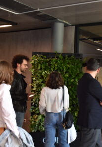 Ragazza che guarda parete verde Aura